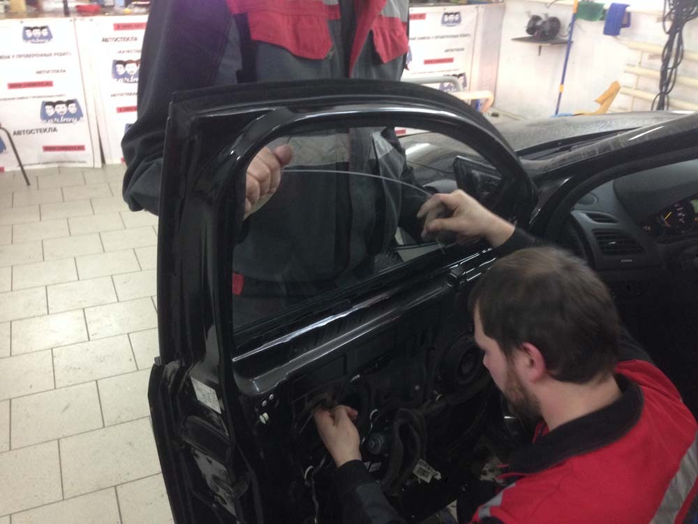 Замена бокового стекла фото