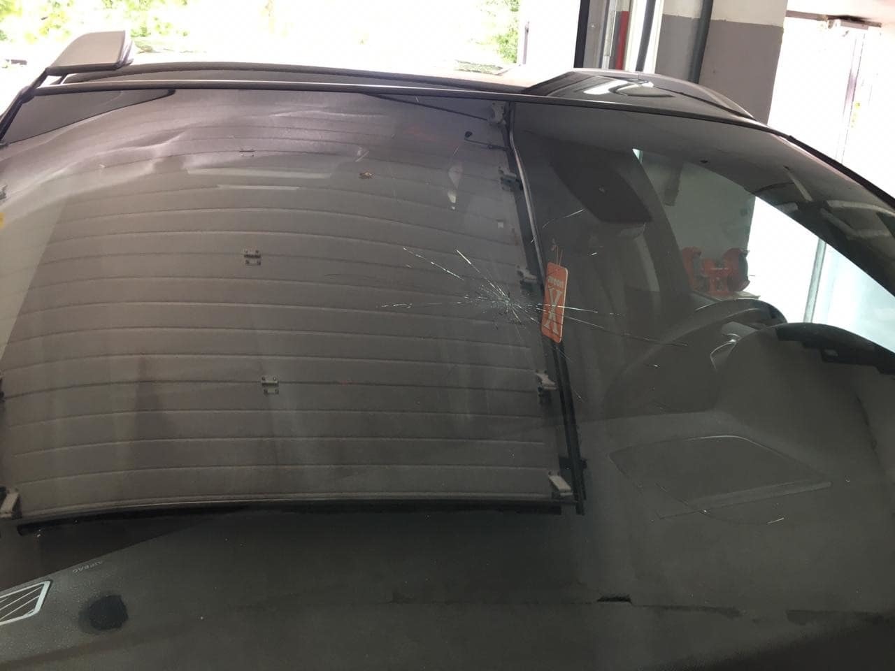 Фото лобового стекла с большим сколом до замены