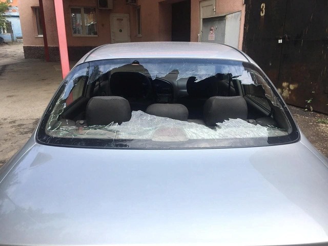 Фото разбитого заднего стекла  Citroen